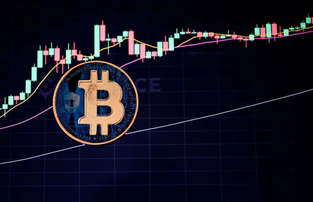 Life Crypto-News-Standard Chartered Shock Has Bitcoin Retail Suddenly Eyeing $126,000